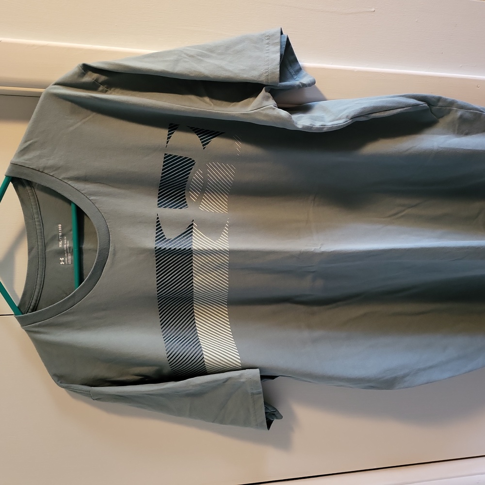 XXL mens under armour tshirt
